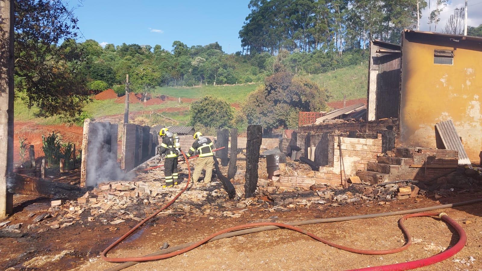 Incêndio destrói casa no interior de Xavantina