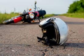 Motociclista fica levemente ferido ao bater na traseira de caminhão na SC-283