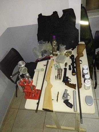 PM localiza explosivos, dinamite, pólvora e armas em apartamento de Chapecó