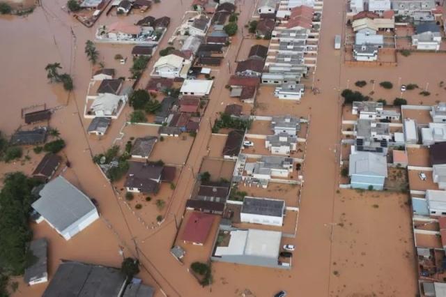 SC chega a 3 mortos, 1 mil pessoas fora de casa e 30 cidades em emergência após fortes chuvas