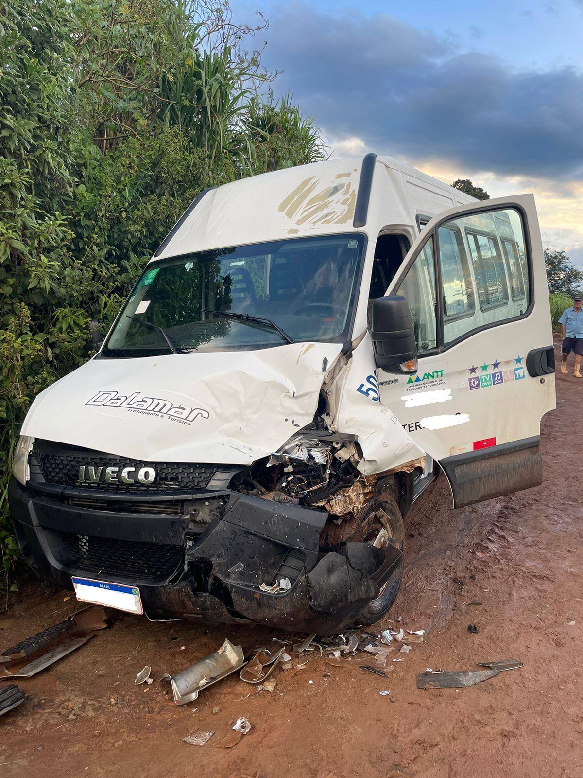Acidente entre van e caminhão deixa sete feridos no interior de Seara