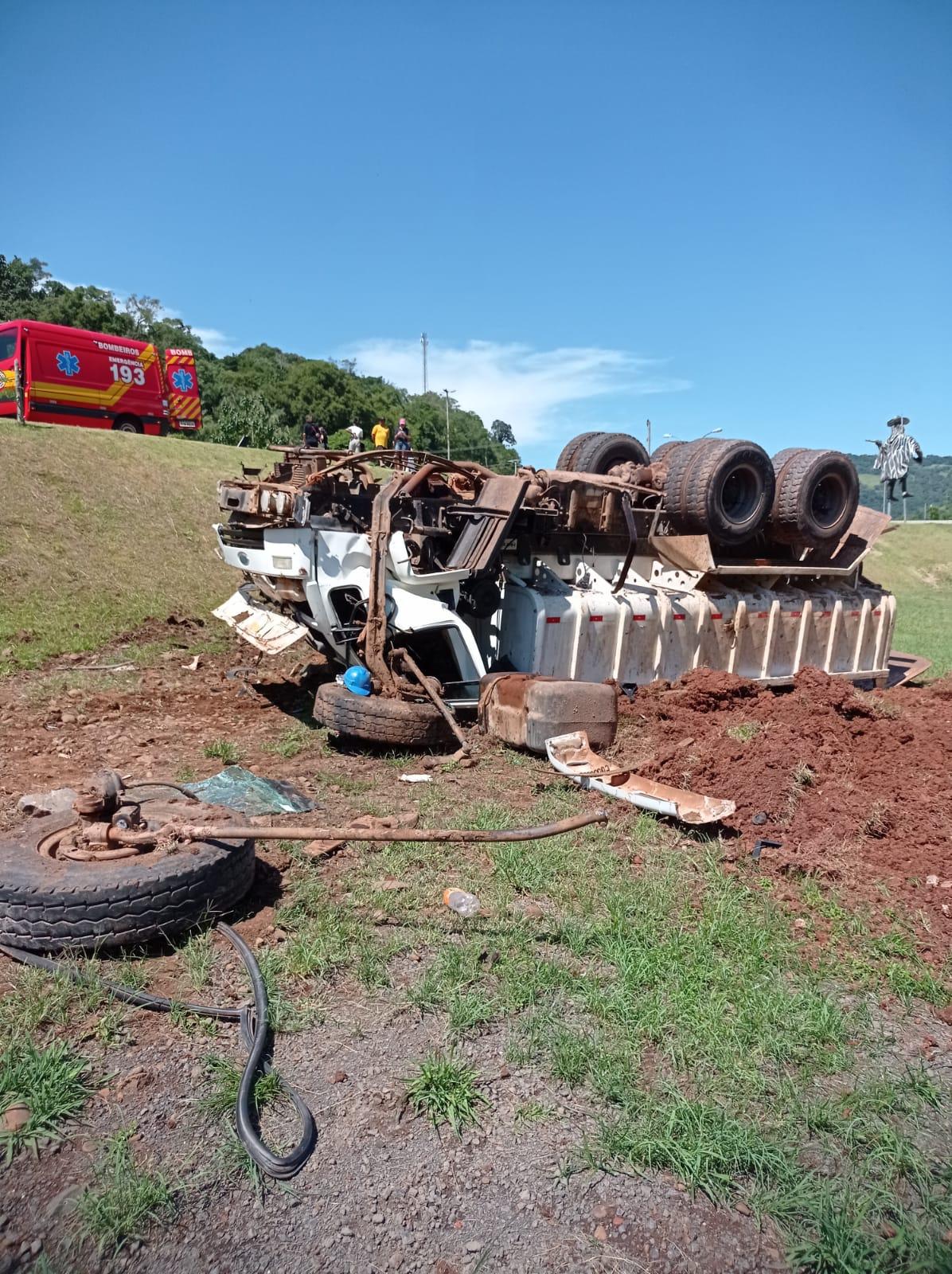 Bombeiros divulgam fotos do local do grave acidente em Chapecó