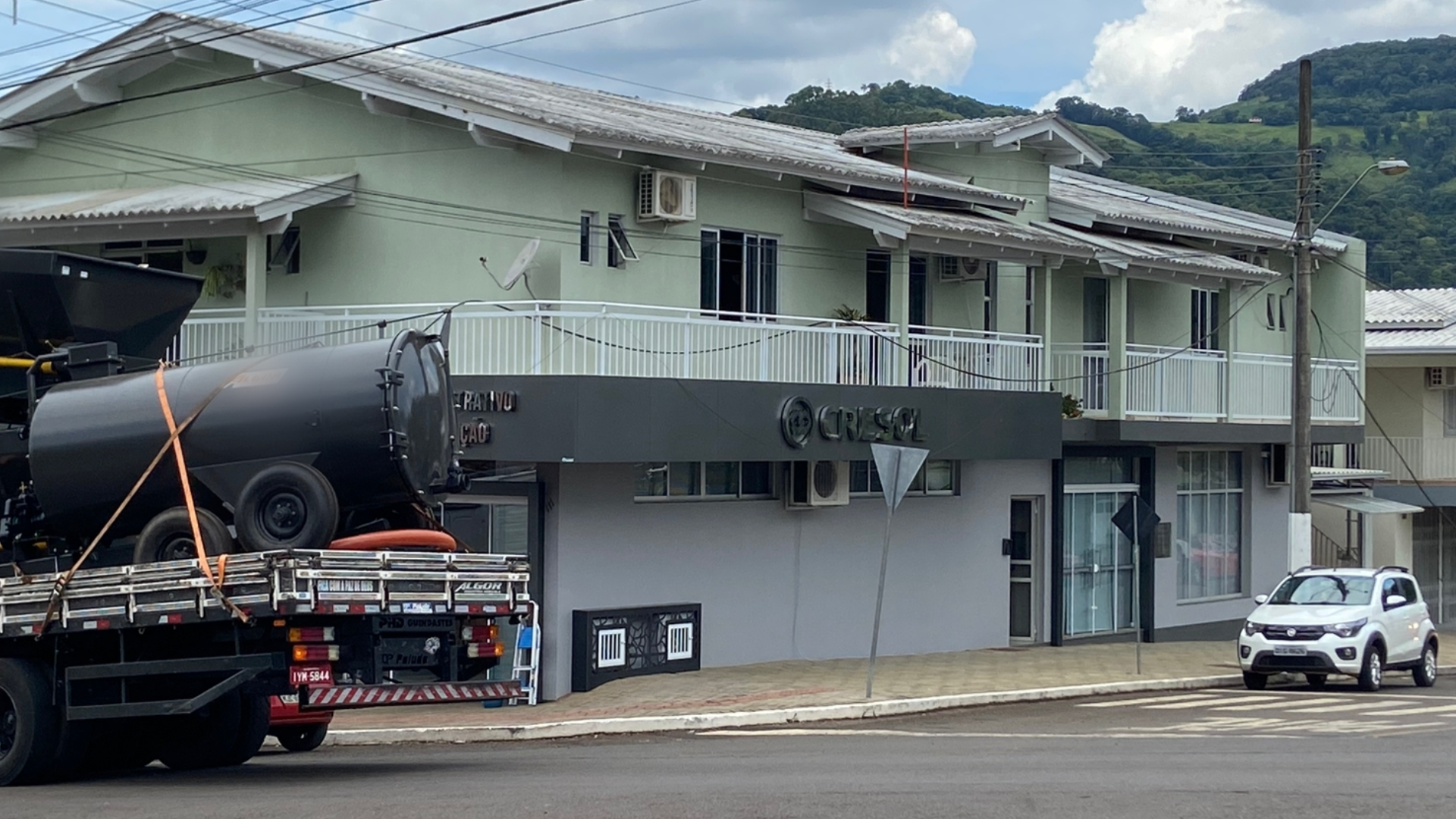 Caminhão carregado de equipamentos enrosca em fios no centro de Xavantina