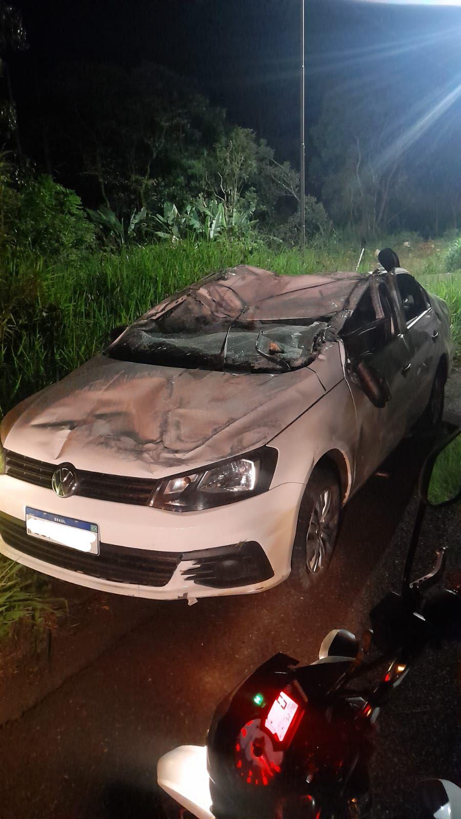 Carro com placas de Xavantina capota na SC-155 entre Seara e Itá