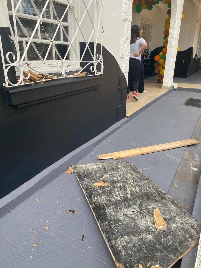 Chapas de MDF e madeiras caem de obra em construção e atingem escola em Chapecó
