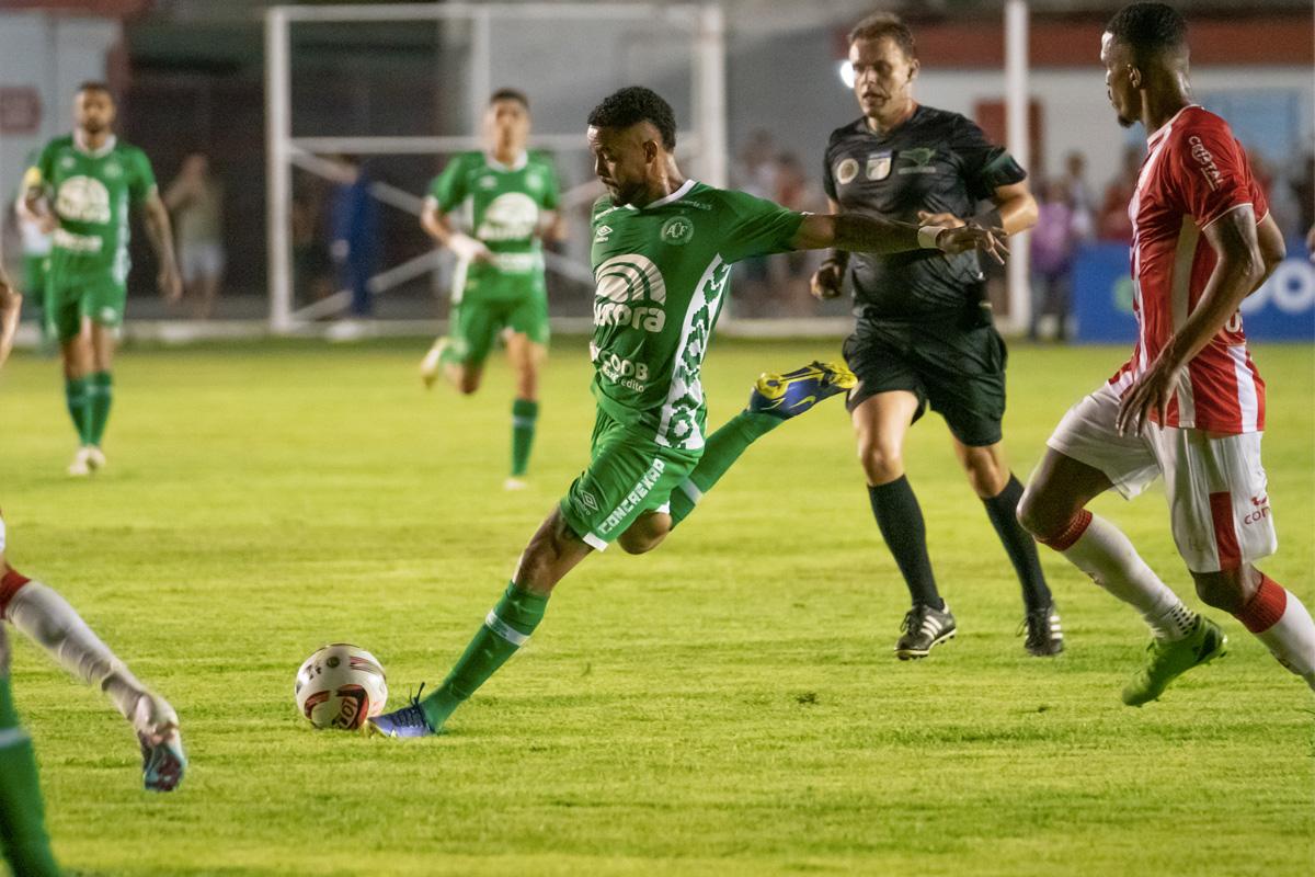 Chapecoense é superada pelo Hercílio Luz no Aníbal Costa