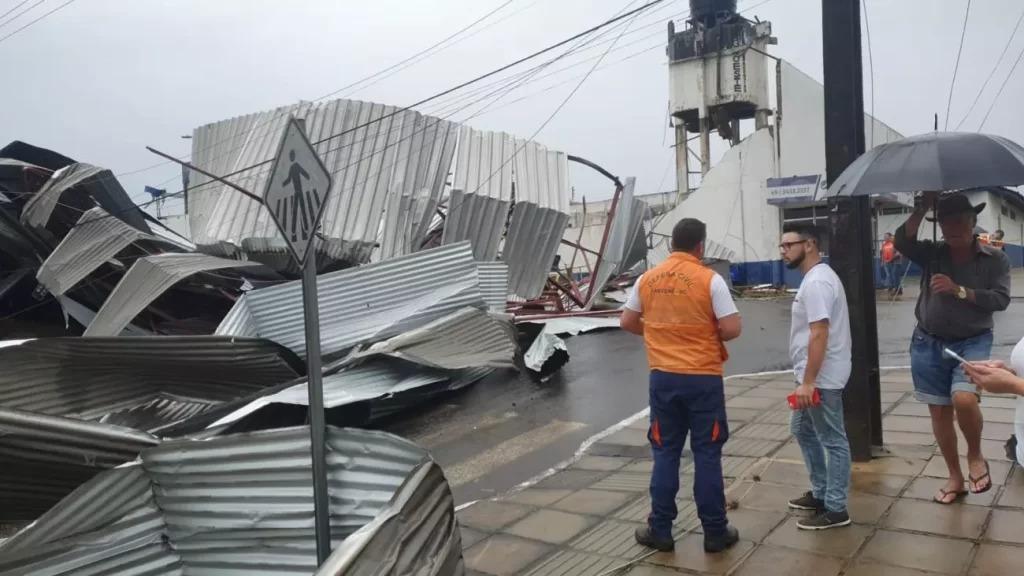 Chuva com vento arranca telhado de empresa e deixa ruas alagadas em Xanxerê