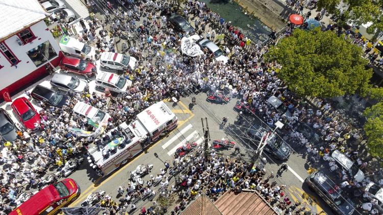 Corpo de Pelé percorreu ruas de Santos em cortejo;