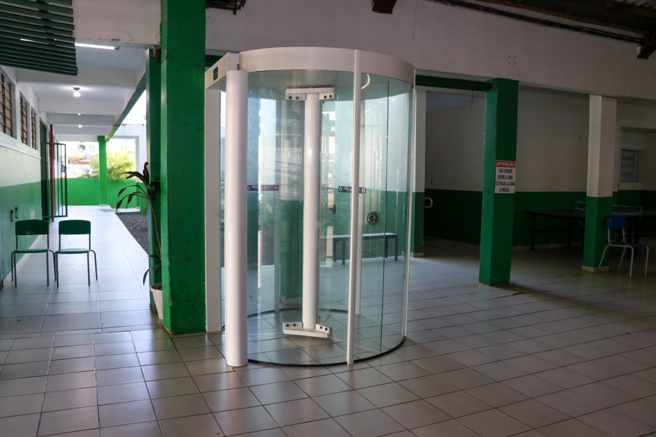 Escolas de Chapecó recebem portas com detectores de metal