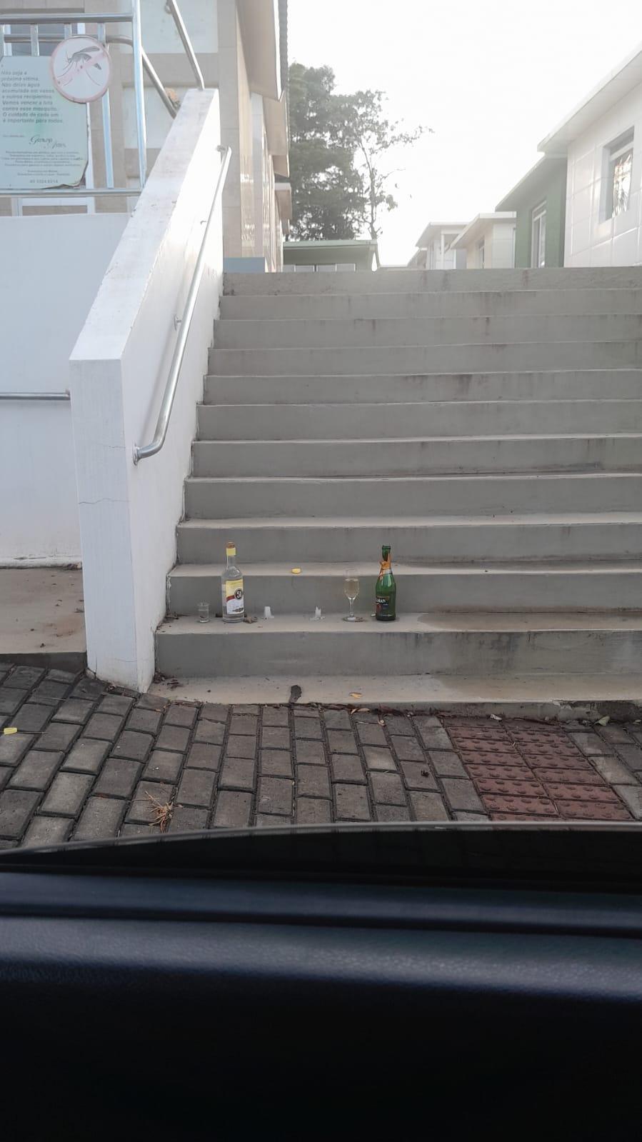 Fato curioso: Velas e bebidas são encontradas na entrada do cemitério em Xavantina