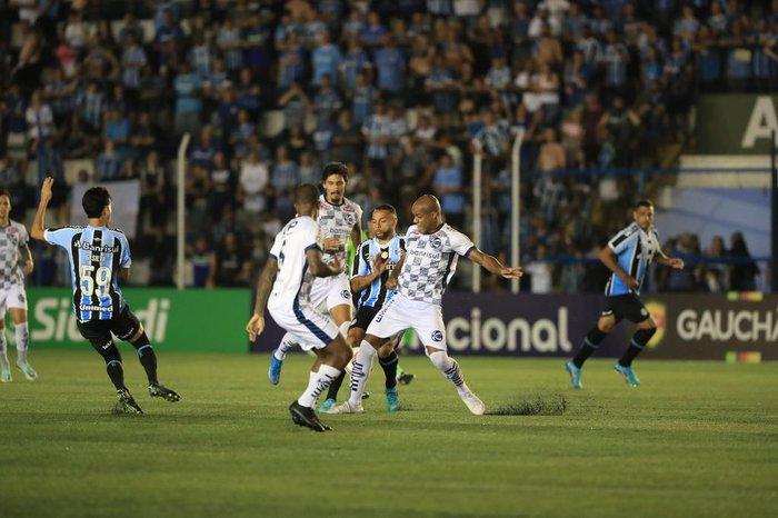 Galdino decide, Grêmio vence São José e segue 100% no Gauchão