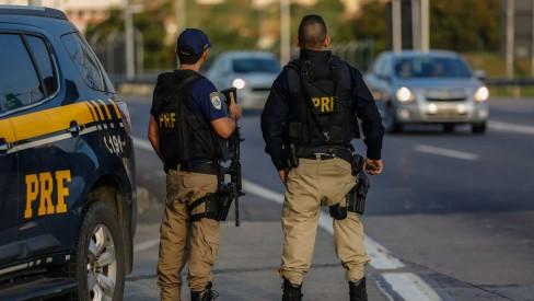 Pedras de crack são encontradas em tênis na BR-480 em Chapecó