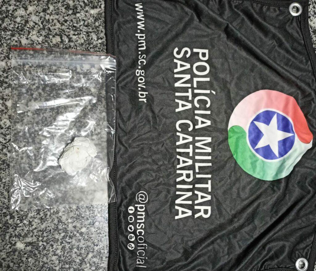 PM encontra droga dentro de tênis durante abordagem no Oeste de SC