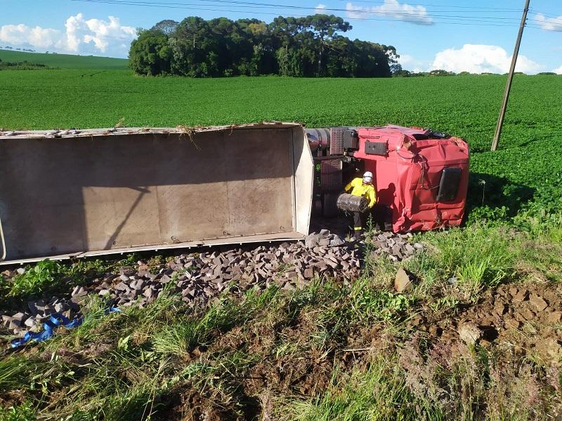 Quatro pessoas ficam feridas após caminhão tombar no Extremo-Oeste de SC
