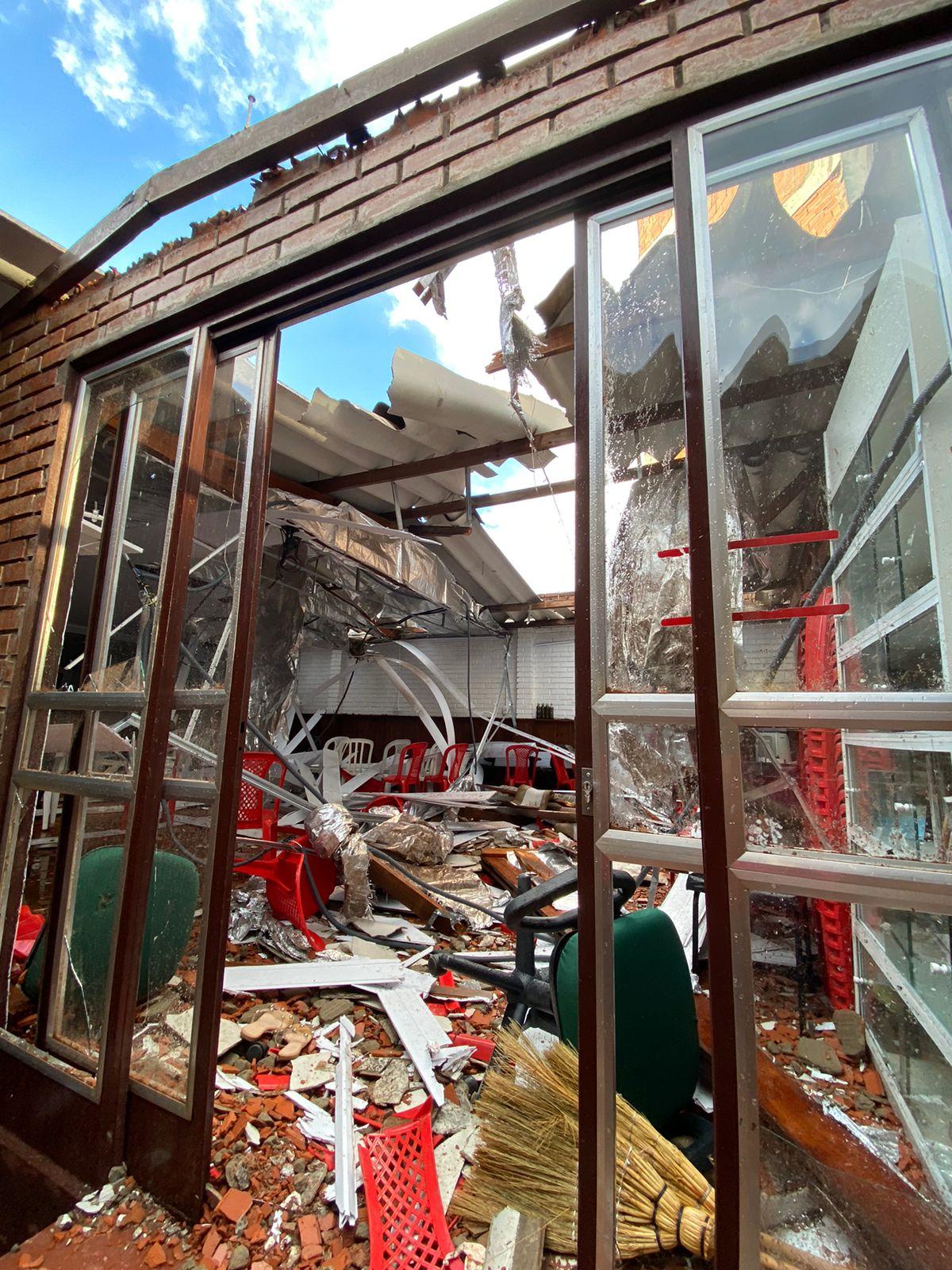 Queda de parede em casa religiosa mata uma pessoa e deixa 10 feridos em Chapecó