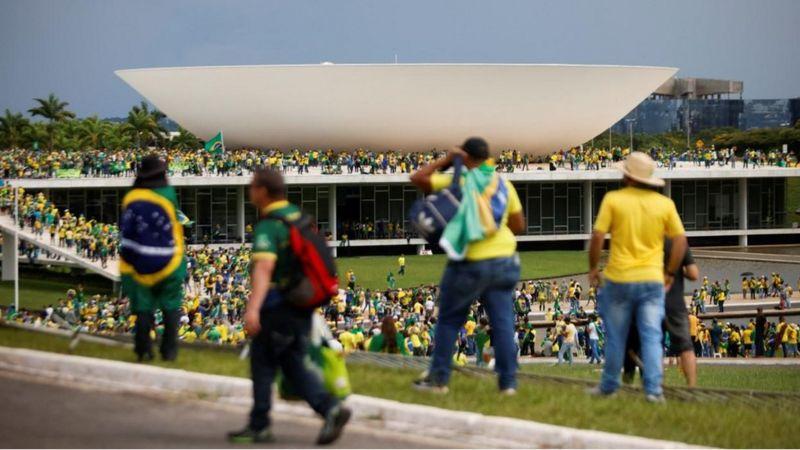 Silêncio, 'tiro no pé' e 'vandalismo não': a reação de bolsonaristas à invasão em Brasília
