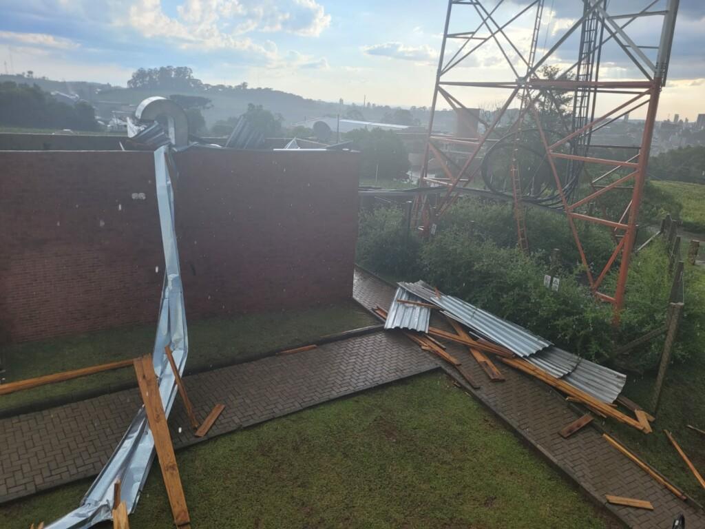 Temporal deixa estragos em Chapecó