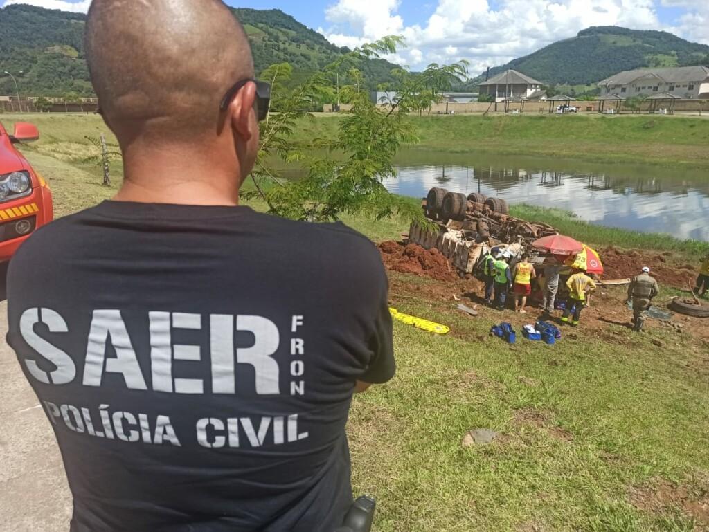 VÍDEO: Capotamento de caminhão deixa feridos em Chapecó