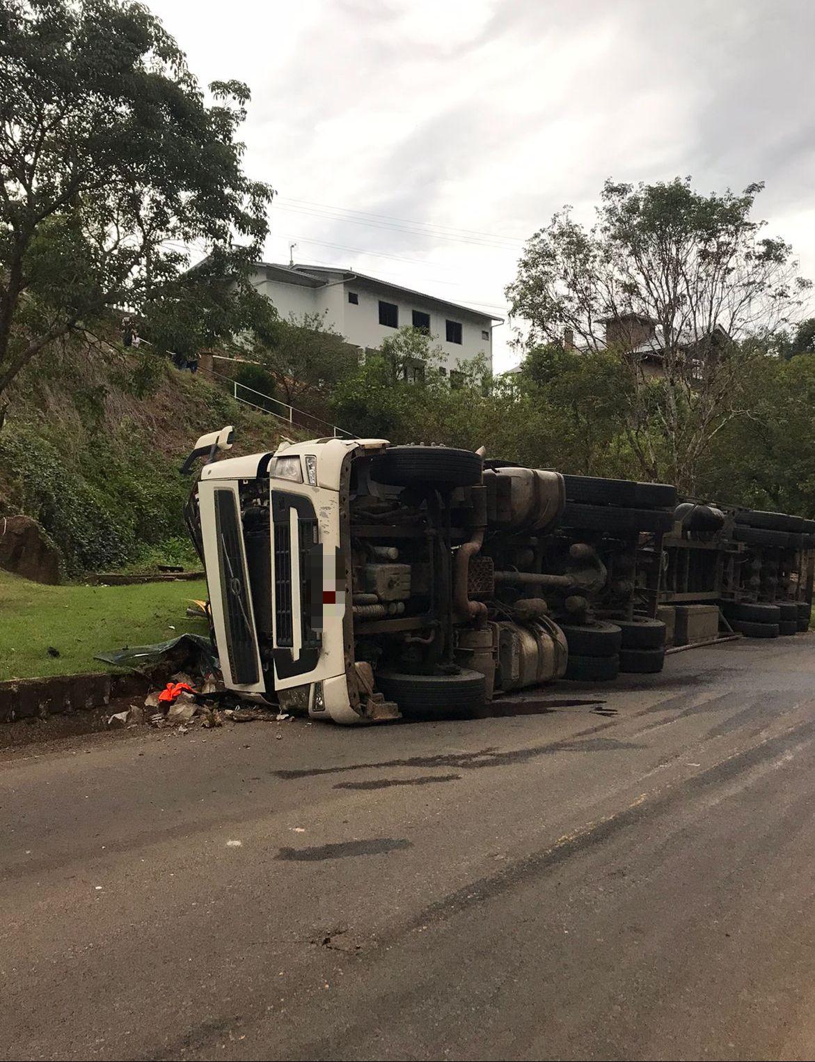 ACIDENTE: Tombamento de carreta registrado em Xavantina