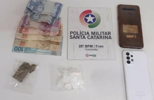 Após denúncia, dois homens são presos por tráfico de drogas