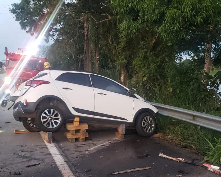 ATUALIZADA: Mulher é morta a facadas e suspeito morre horas depois em grave acidente em SC