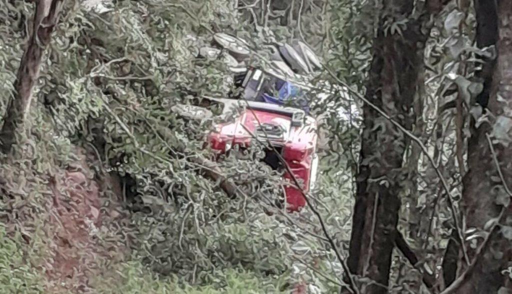 Caminhão desce ribanceira em colisão na SC-473 entre Lindóia do Sul e Ipumirim
