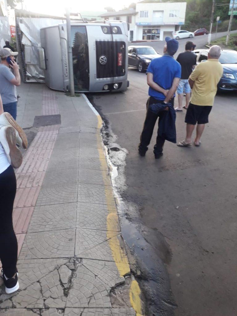 Caminhão tomba no centro de Seara