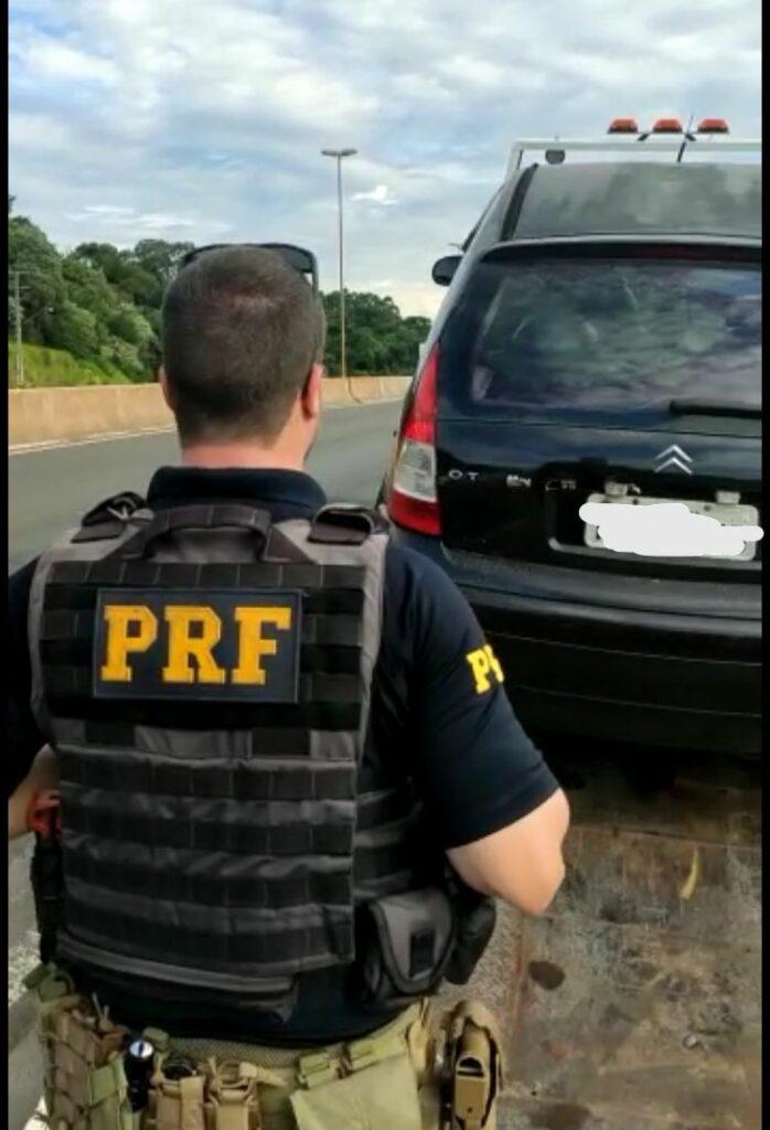 Carro é flagrado com mais de R$ 11 mil em multas vencidas BR-480 em Chapecó