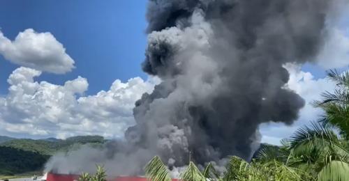 Combate a incêndio em galpão em SC continua e já dura 17 horas