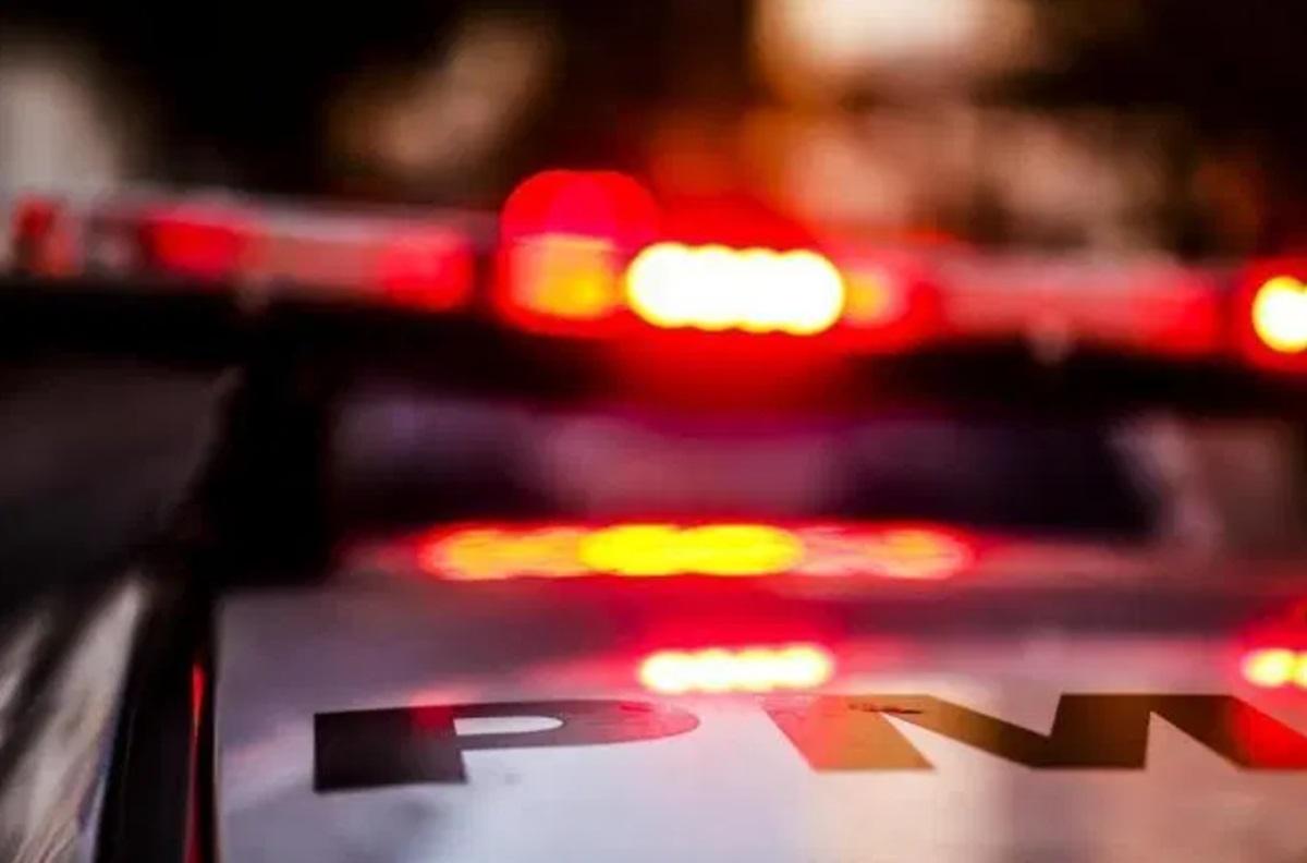 Criminosos roubam carro e levam dono do veículo junto