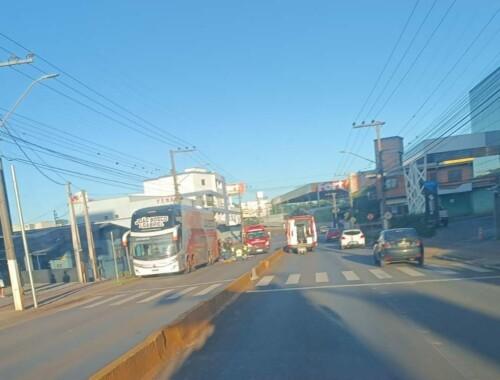 Homem fica ferido após bater na traseira de ônibus em Chapecó