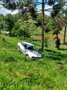 Homem fica ferido após capotamento de veículo no interior do município de Itá
