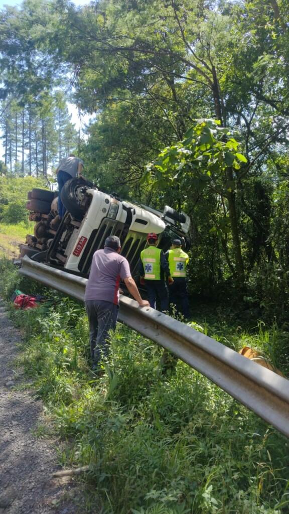 Homem morre após carreta tombar em rodovia de Santa Catarina