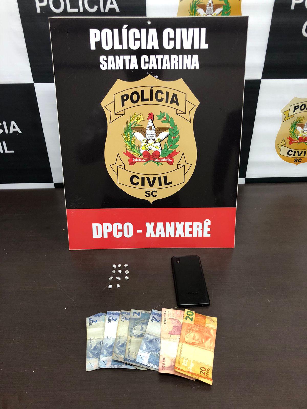 Jovem é preso com crack, dinheiro e celular em flagrante de tráfico de drogas