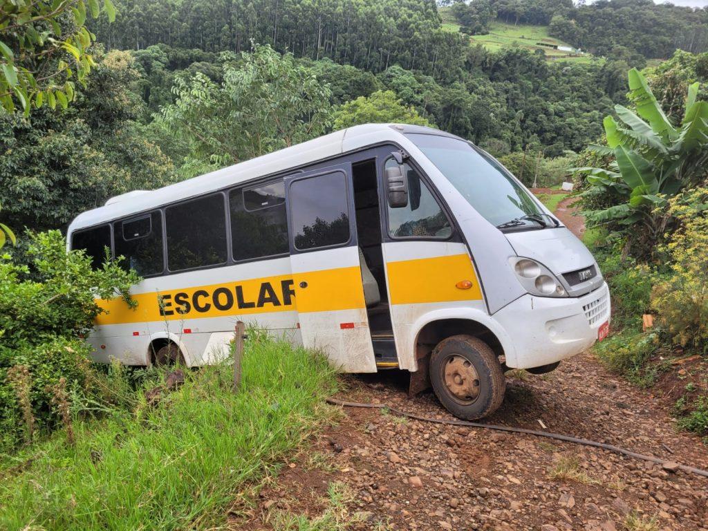Micro-ônibus do transporte escolar sai da pista no interior de Seara