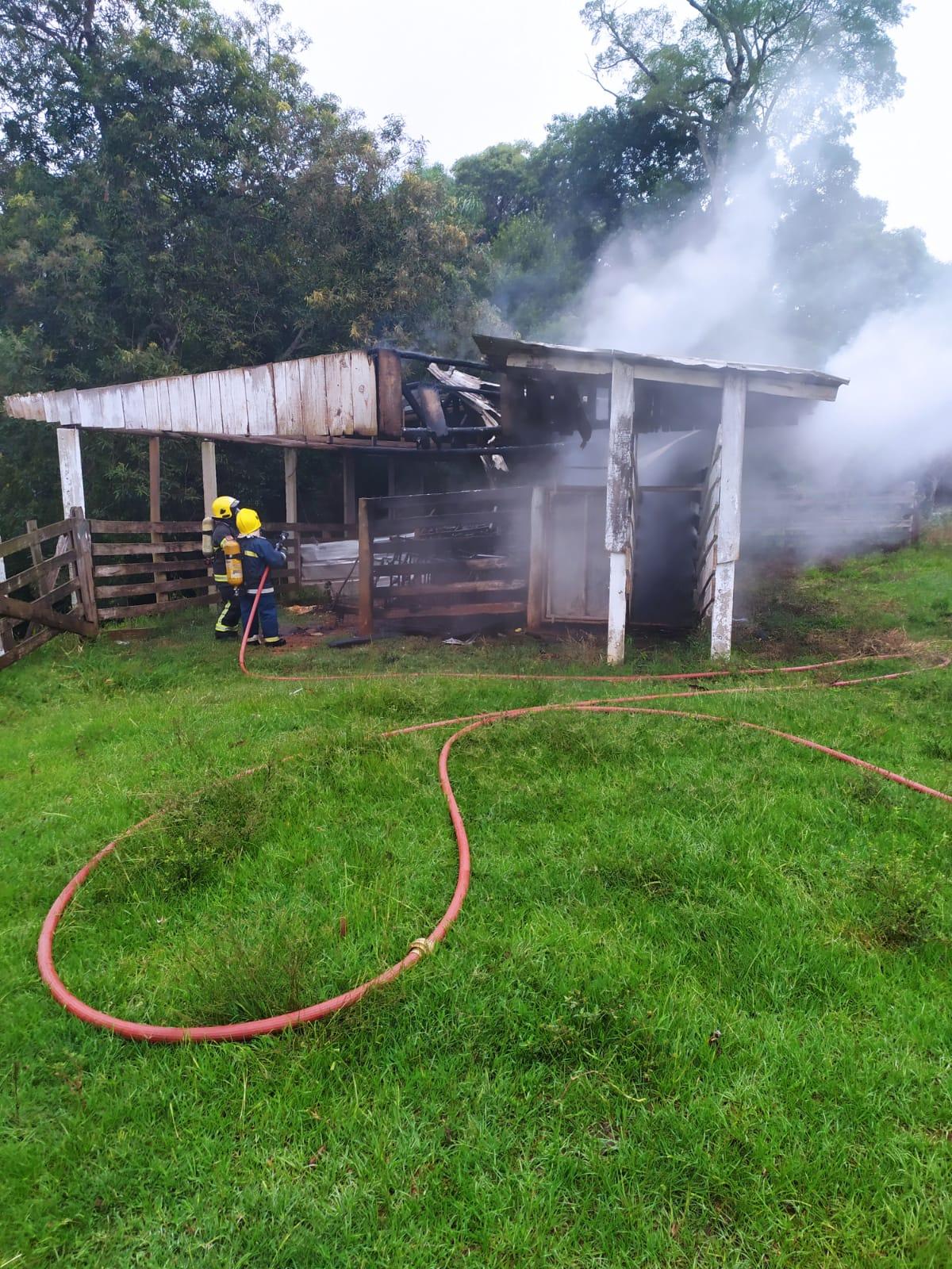 Morador usa tocha de fogo para eliminar vespas e causa incêndio em galpão