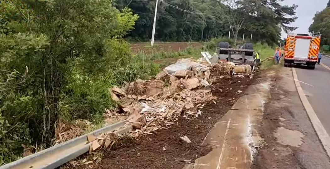 Motorista morre após tombar caminhão na BR-280