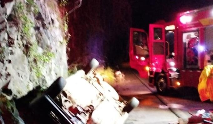 Motorista perde o controle e carro tomba no contorno norte em Concórdia
