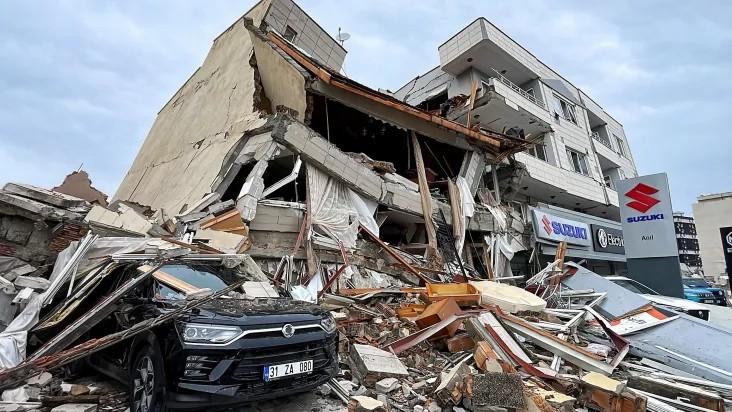 Passa de 2,4 mil o número de mortos após terremoto na Turquia e na Síria