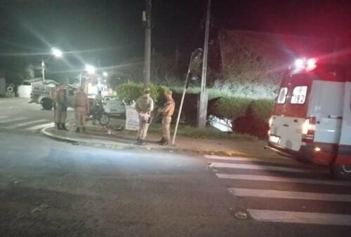 Acidente com moto deixa jovem com fratura exposta em Chapecó