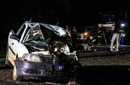 Acidente grave entre moto e uma saveiro deixa duas pessoas mortas na BR-282