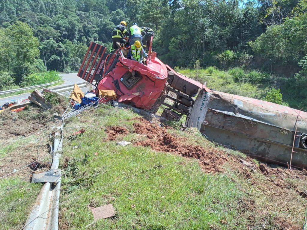 Caminhão destruído e motorista ferido em saída de pista com capotamento na SC-155