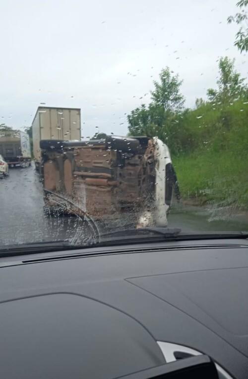 Carro fica lateralizado no meio da pista após capotar na BR-282