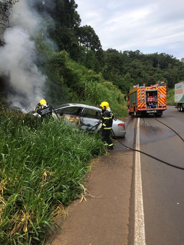 Carro ocupado por duas mulheres colide contra barranco e pega fogo no Oeste