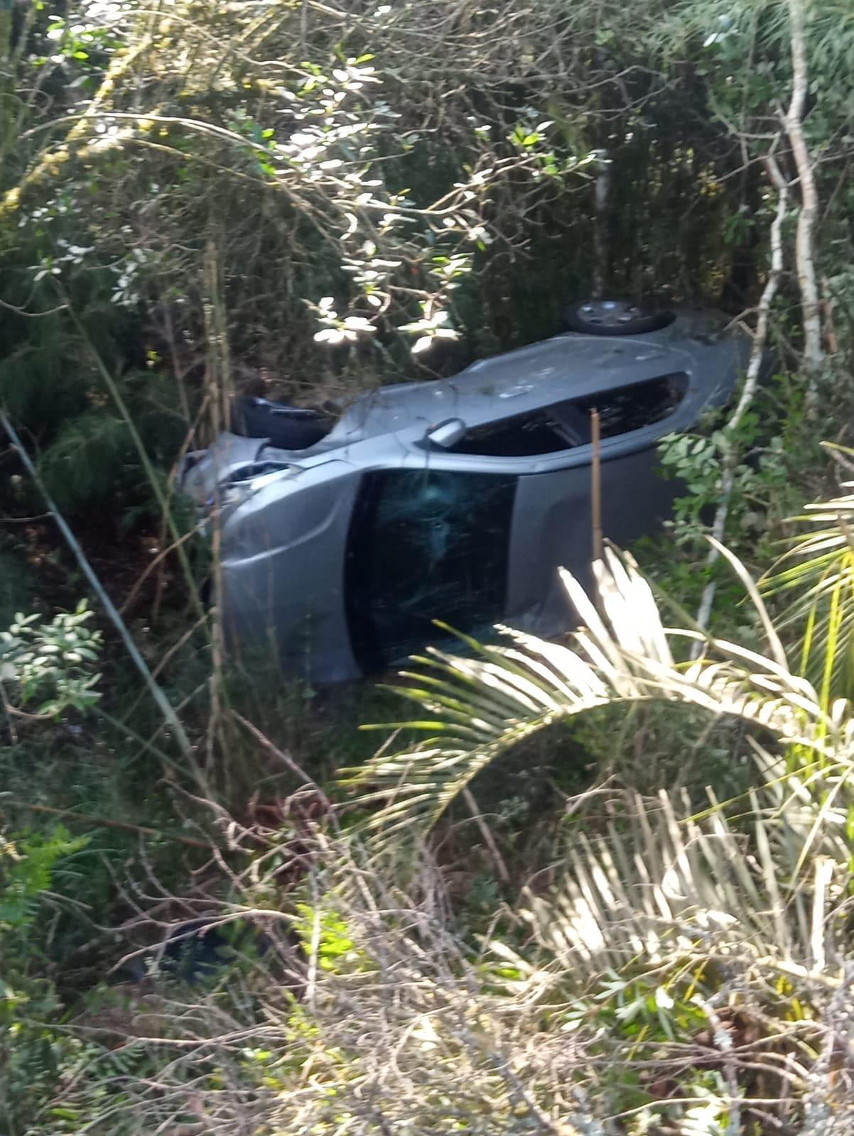 Carro sai da pista e capota em ribanceira no Meio-Oeste