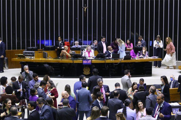 Filhos de vítimas de feminicídio podem receber pensão especial, diz proposta aprovada na Câmara