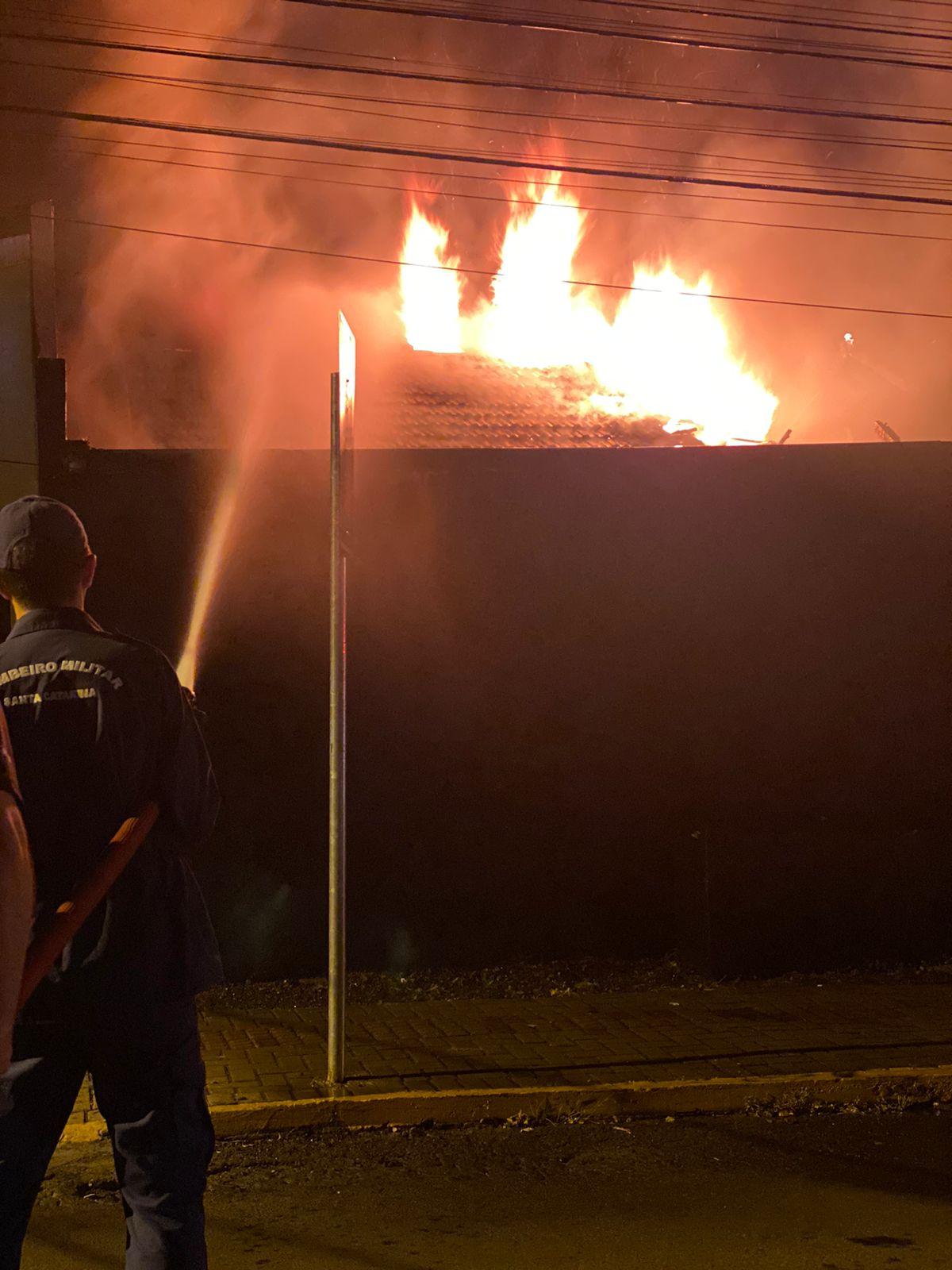 Incêndio destrói boate em bairro de Chapecó