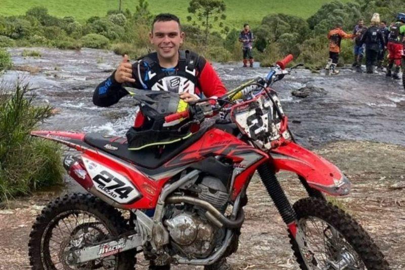 Jovem de 23 anos morre durante percurso em trilha de moto