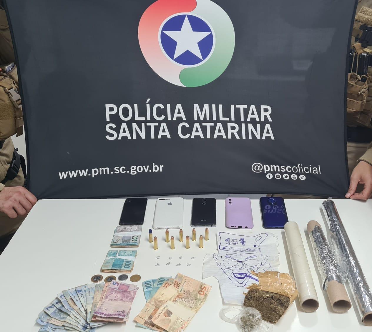 Jovem é preso e adolescentes são apreendidos em flagrante de tráfico de drogas em Xanxerê