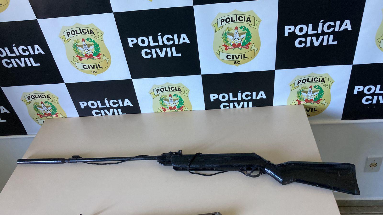 Pai é preso após polícia encontrar munições em mochila de criança de 5 anos no Oeste